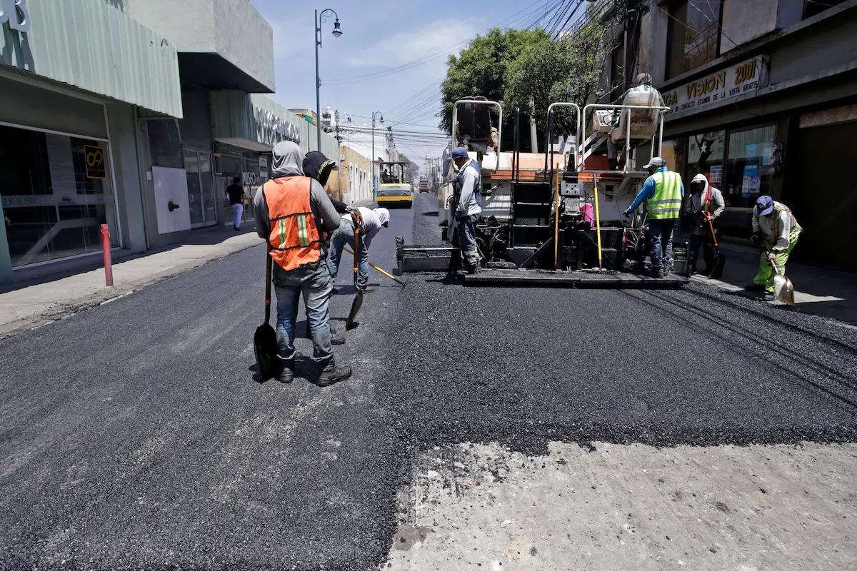 Trasladarán a Puebla 15 mil toneladas de cemento asfáltico donado por Pemex para rehabilitar calles 