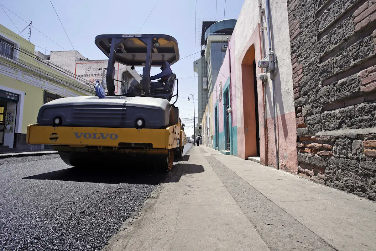 Trasladarán a Puebla 15 mil toneladas de cemento asfáltico donado por Pemex para rehabilitar calles 