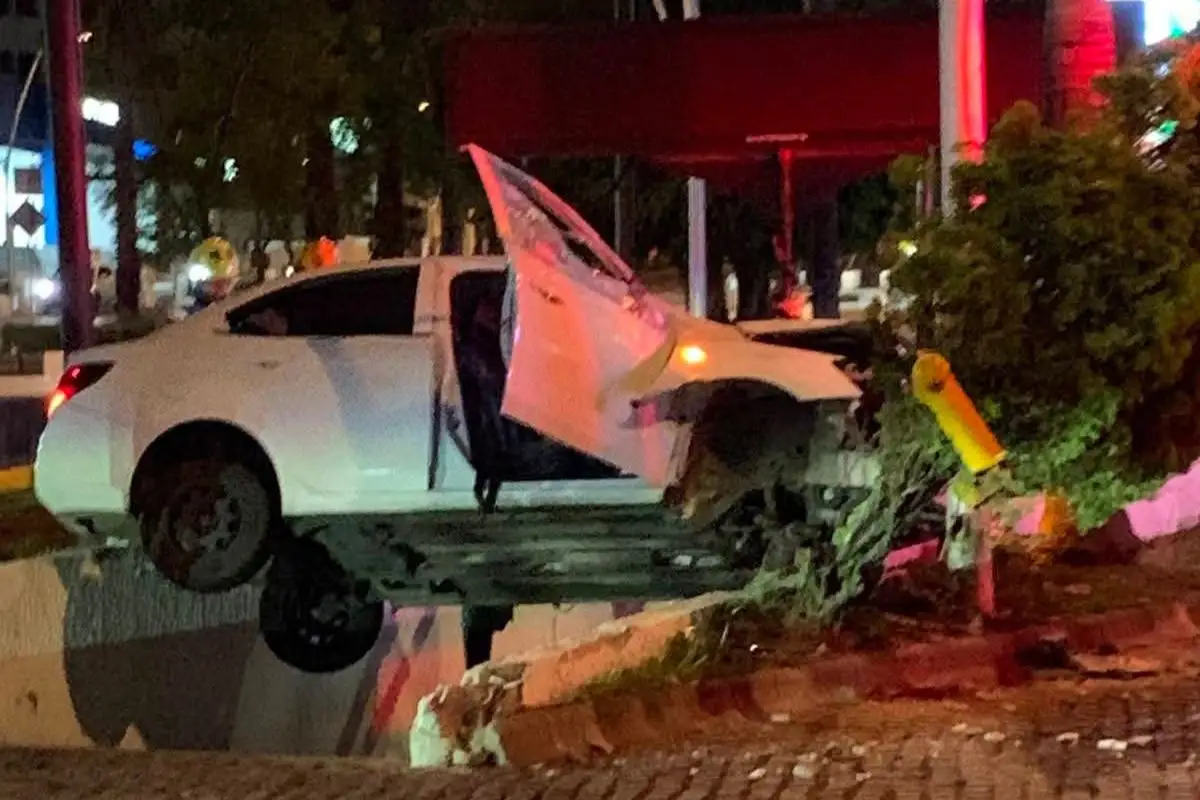 Conductor chocó en la Juárez contra muro de estacionamiento