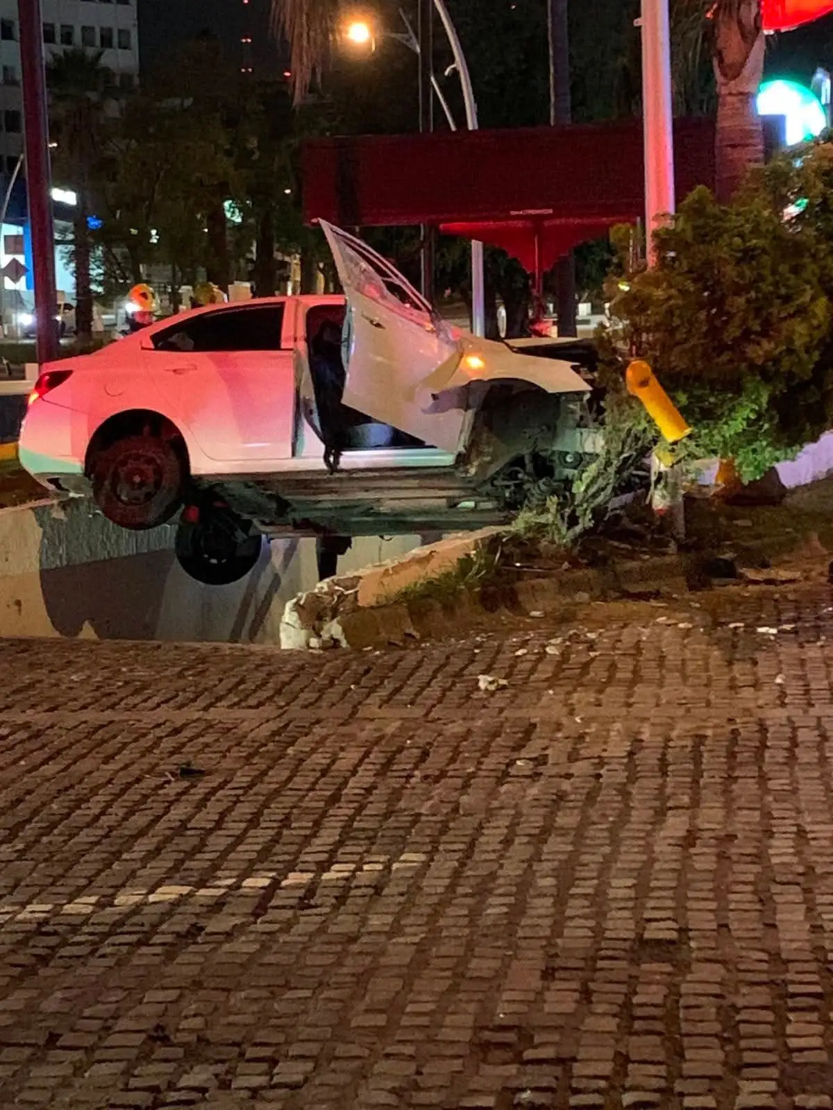 Conductor chocó en la Juárez contra muro de estacionamiento