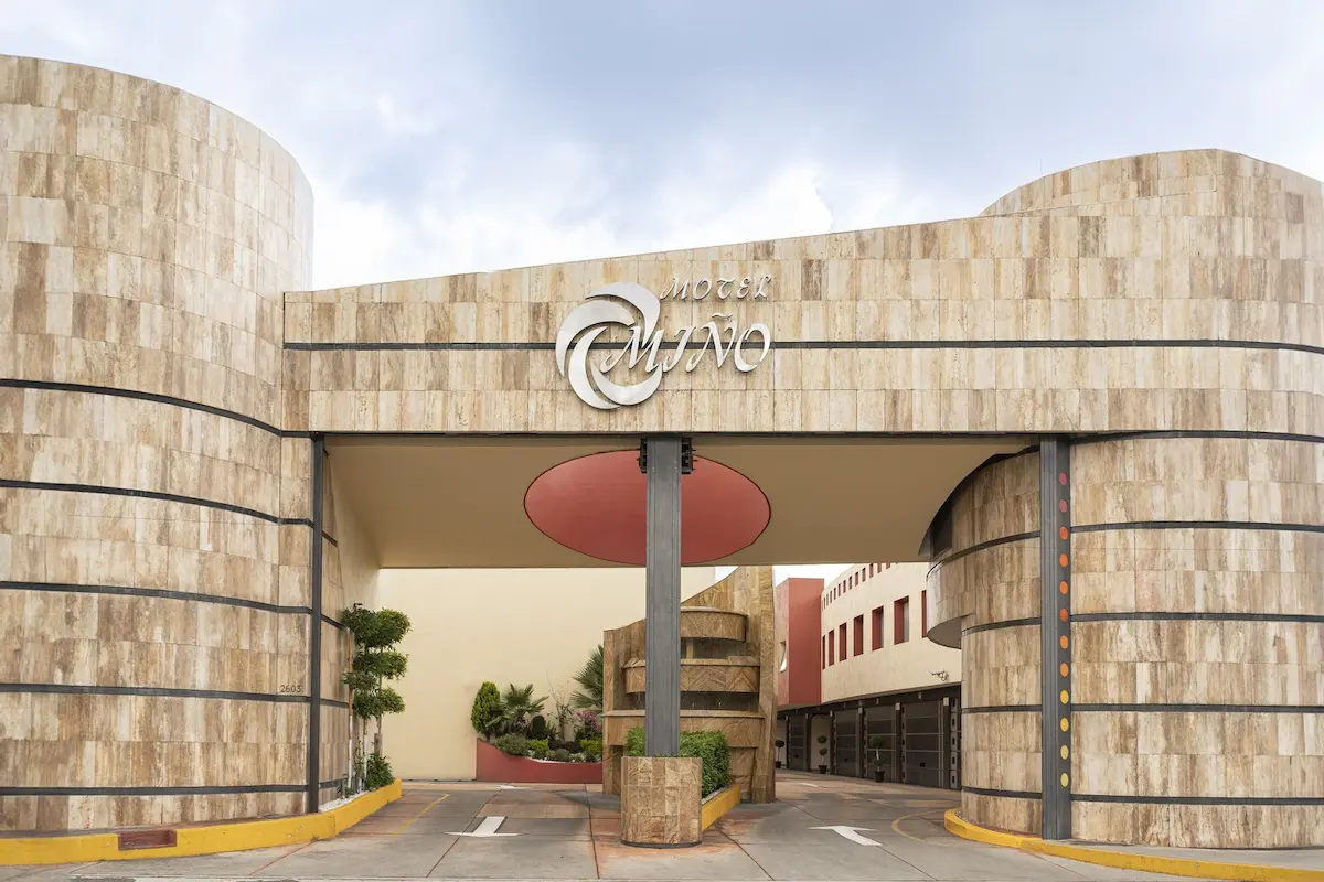Hombre muere en el Motel Miño y le roban su camioneta
