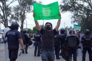 protestan por desaparecidos en el España vs Perú