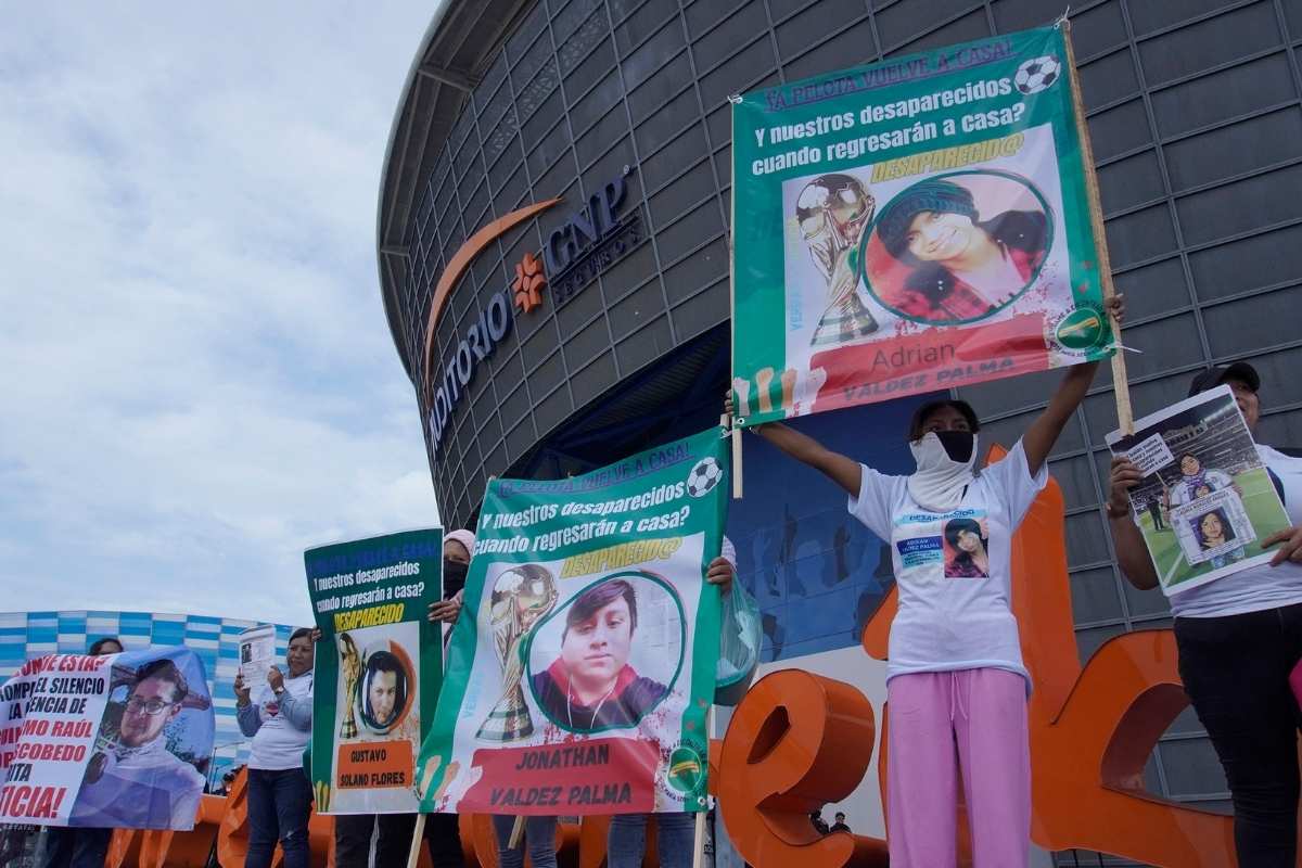 protestan por desaparecidos en el España vs Perú