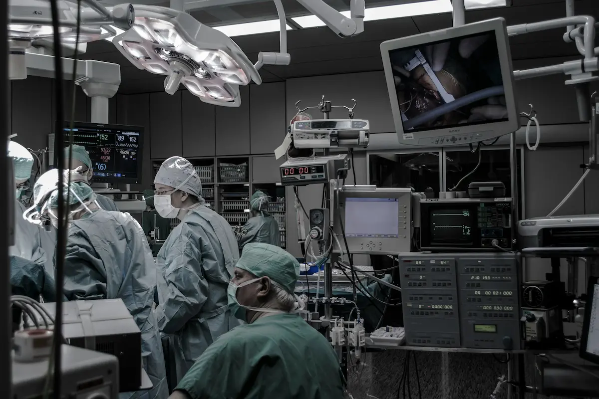 China realiza trasplante multiorgánico de cerdo a humano
