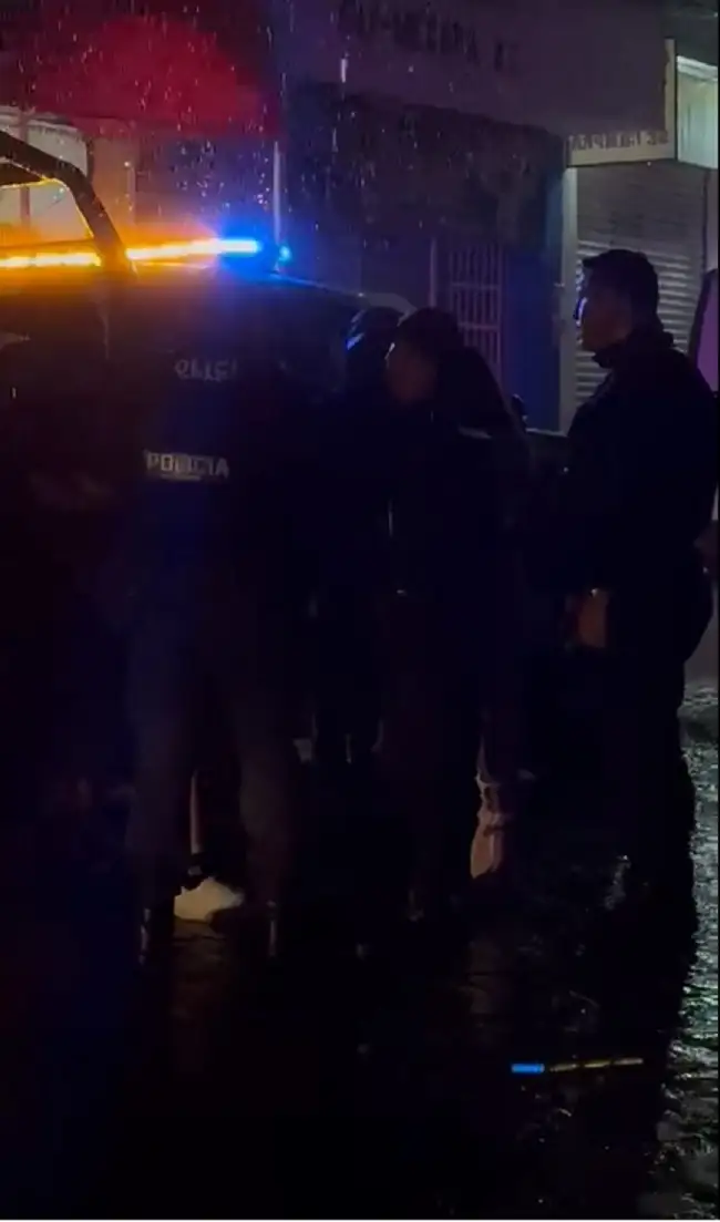 (VIDEO) Funcionario de Acatlán golpeó a una pareja