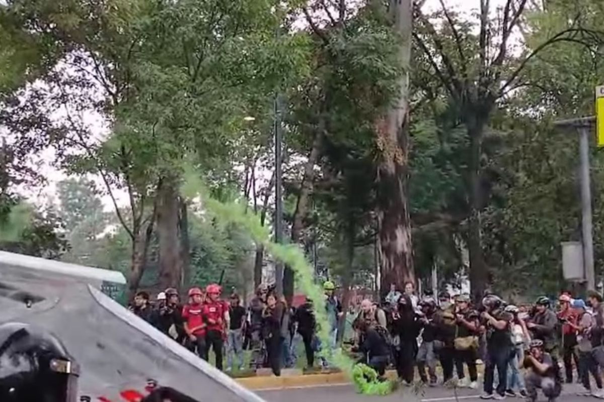 VIDEO: Con bombas molotov, martillos y palos, encapuchados se enfrentan con policías cerca del Estadio 5 Encapuchados se enfrentan con policias cerca del Estadio