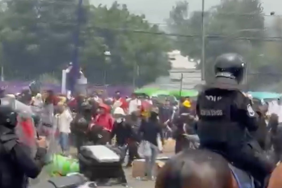 Encapuchados se enfrentan con policías cerca del Estadio