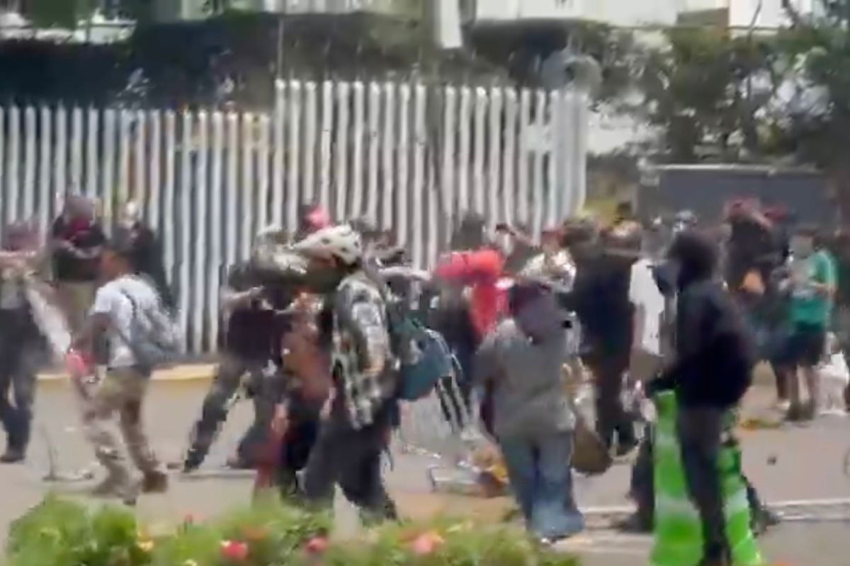 Encapuchados se enfrentan con policías cerca del Estadio