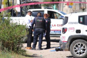 Localizan dos cuerpos con impactos de bala en una obra en construcción en la colonia 2 de Marzo, perteneciente a La Resurrección, Puebla.