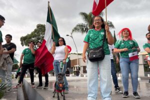 Decenas de aficionados desafiaron la lluvia y se concentraron para festejar en la Avenida Juárez la victoria de la Selección Mexicana en el inicio del Mundial 2026.