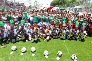 La presidenta municipal Tonantzin Fernández inauguró el Mundialito Social 2026 en San Pedro Cholula para promover el deporte infantil y la convivencia familiar.