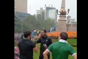 Aficionados agreden a reportero en el Ángel de la Independencia por reclamar el uso de una lona de madres buscadoras para cubrirse de la lluvia.