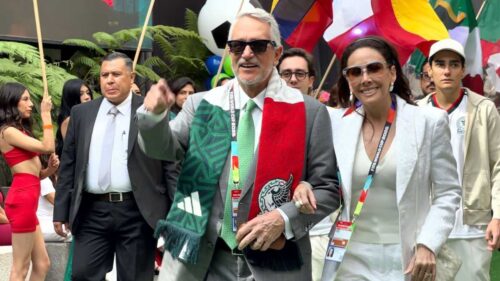 El empresario Ricardo Salinas Pliego recibió insultos y abucheos por parte de aficionados a su llegada al Estadio Azteca para la inauguración del Mundial 2026.