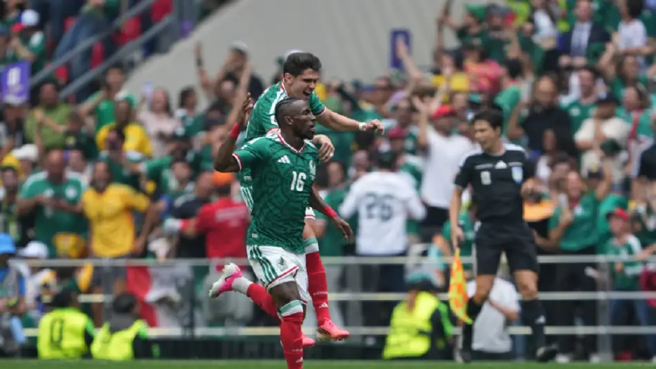 Políticos poblanos en el Mundial son criticados por sus lujos