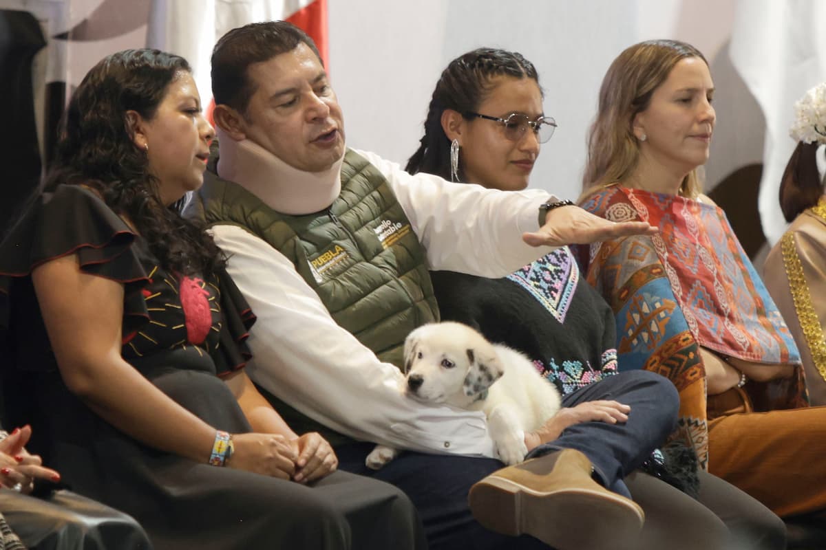 Por qué el gobernador de Puebla apareció con collarín