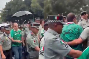 Encaran a Cuauhtémoc Blanco tras inauguración del Mundial 2026