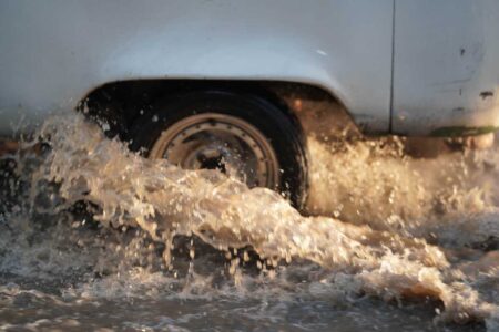 Las fuertes lluvias en Puebla el 12 de junio causaron inundaciones en el Bulevar Hermanos Serdán, Circuito Juan Pablo II y el colapso del drenaje en la Avenida Juárez. | Foto: Agencia Enfoque