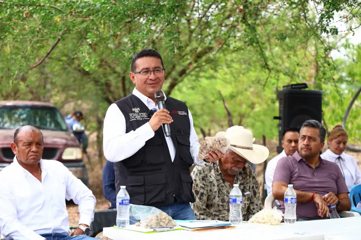 Impulsa Pável Gaspar diálogo con comunidades durante recorrido de obra hidráulica en Puctla 