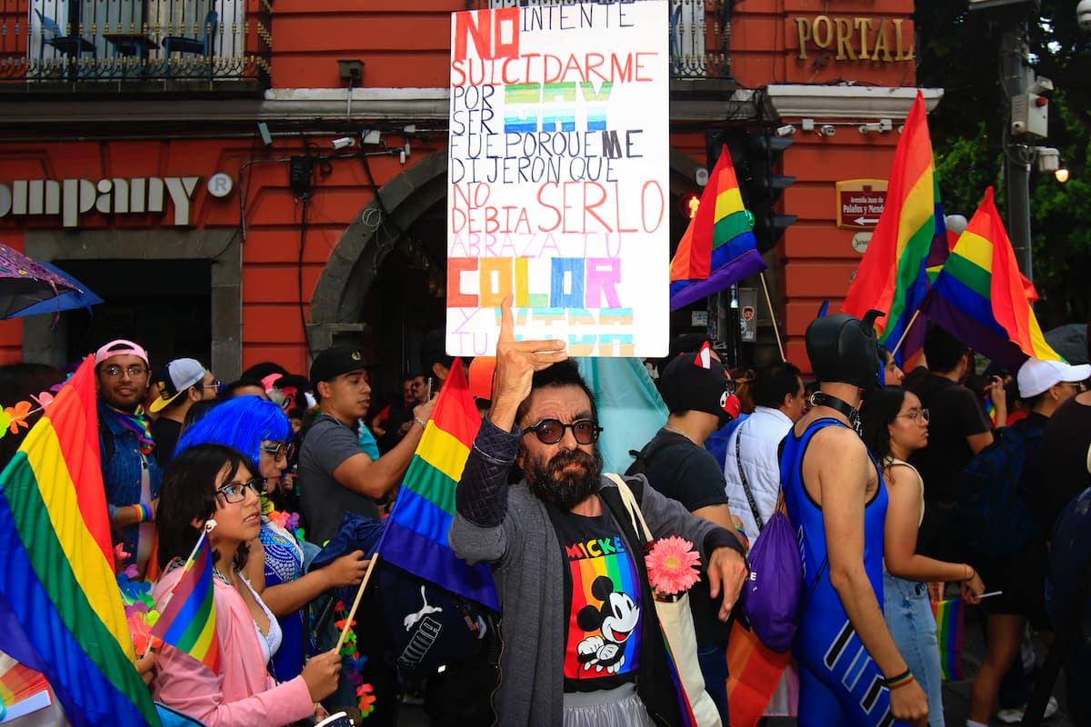Majo Serrano politiza su marcha del orgullo; justifica reunión con Nestor Camarillo