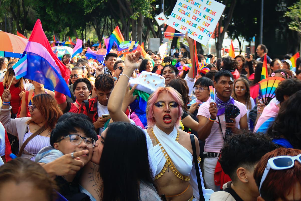 Majo Serrano politiza su marcha del orgullo; justifica reunión con Nestor Camarillo