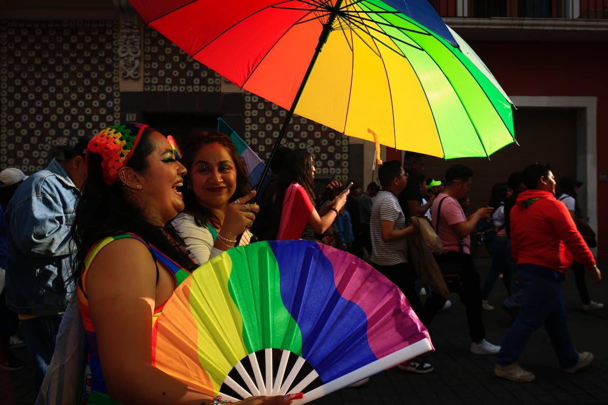 Majo Serrano politiza su marcha del orgullo; justifica reunión con Nestor Camarillo