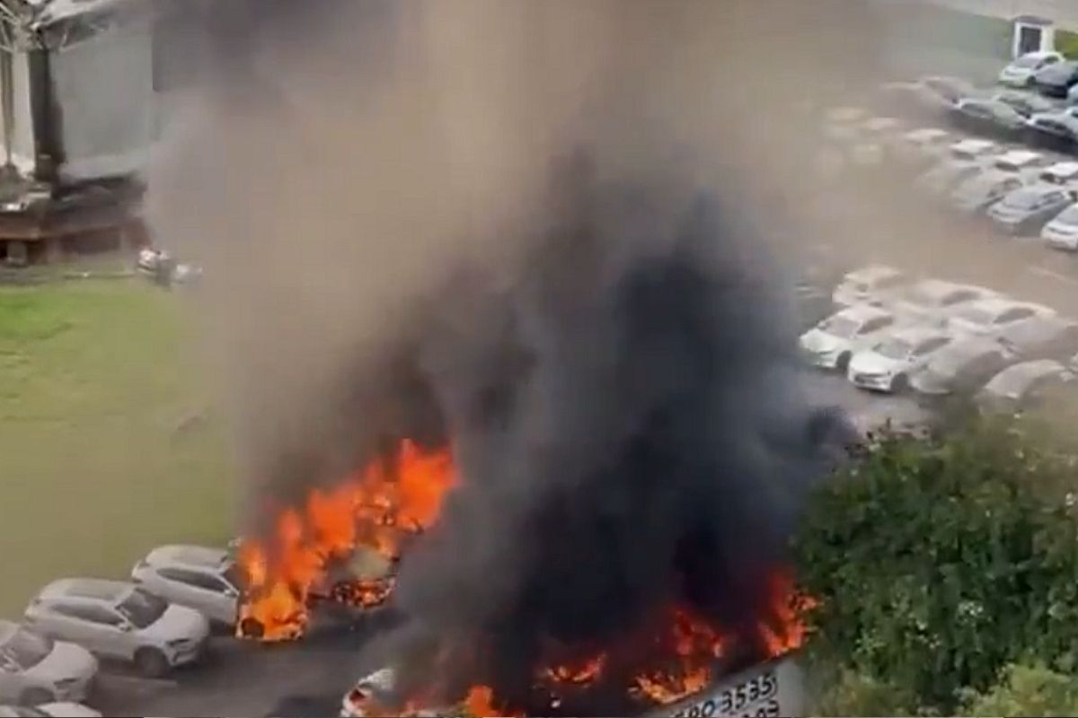 Helicóptero siniestrado en lote de autos eléctricos en Río de Janeiro | Foto: Cortesía
