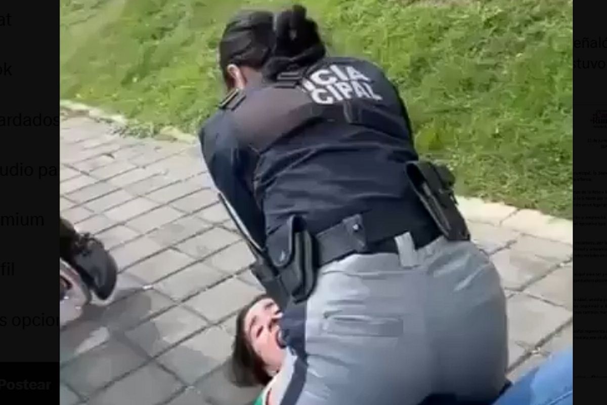 Policías durante la detención que derivó en investigación de derechos humanos | Foto: Agencia Enfoque