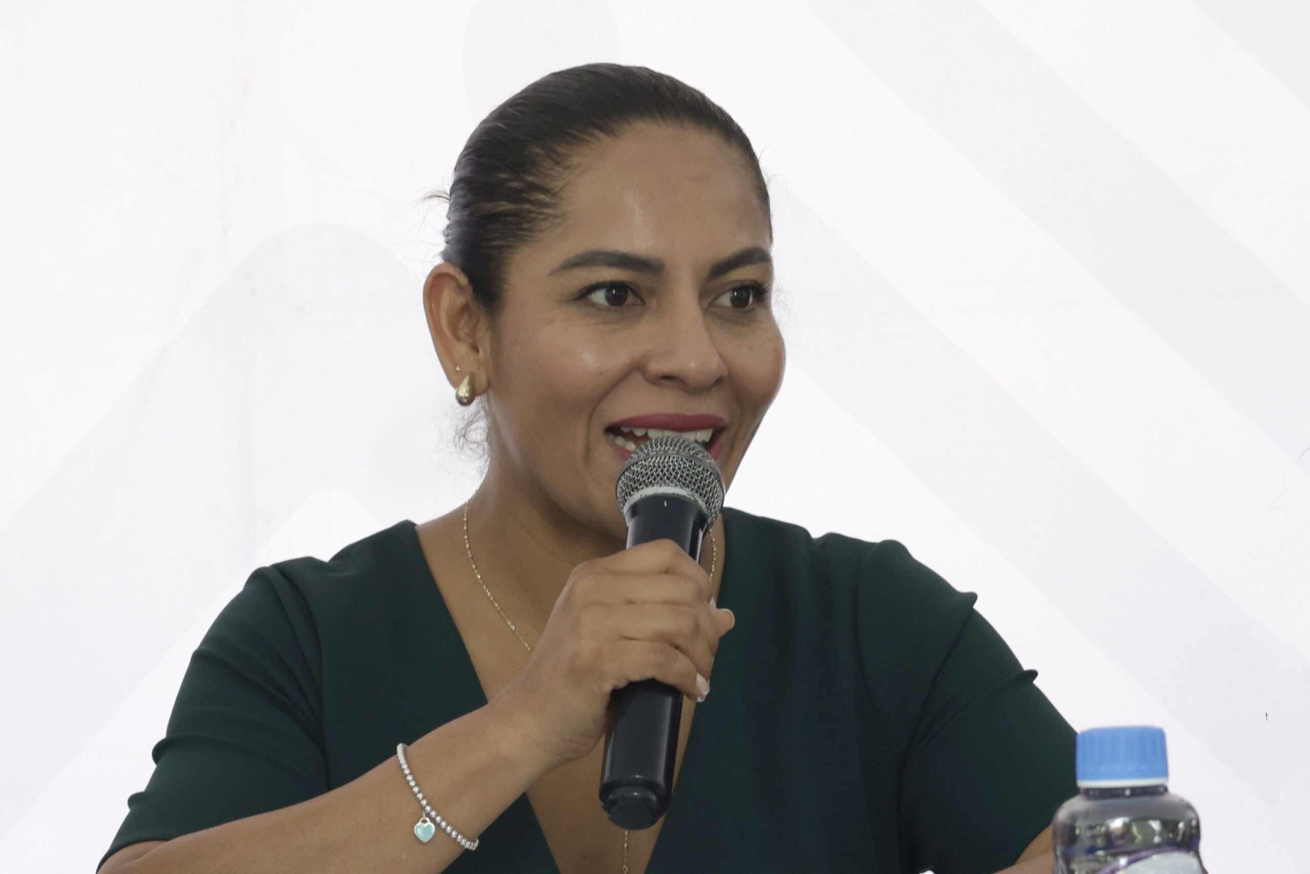 Lupita Cuatle se reunió con la mujer detenida por policías municipales | Foto: Almanaque Puebla