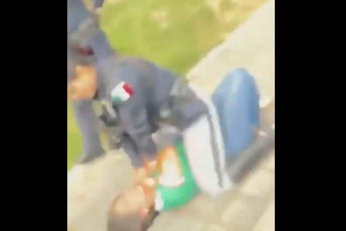 Arresto de mujer detenida por policías frente a menor de edad | Foto: Almanaque Puebla