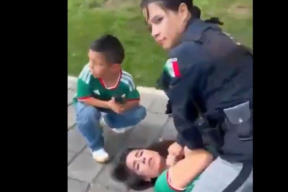 Mujer detenida por policías municipales de San Andrés Cholula | Foto: Almanaque Puebla