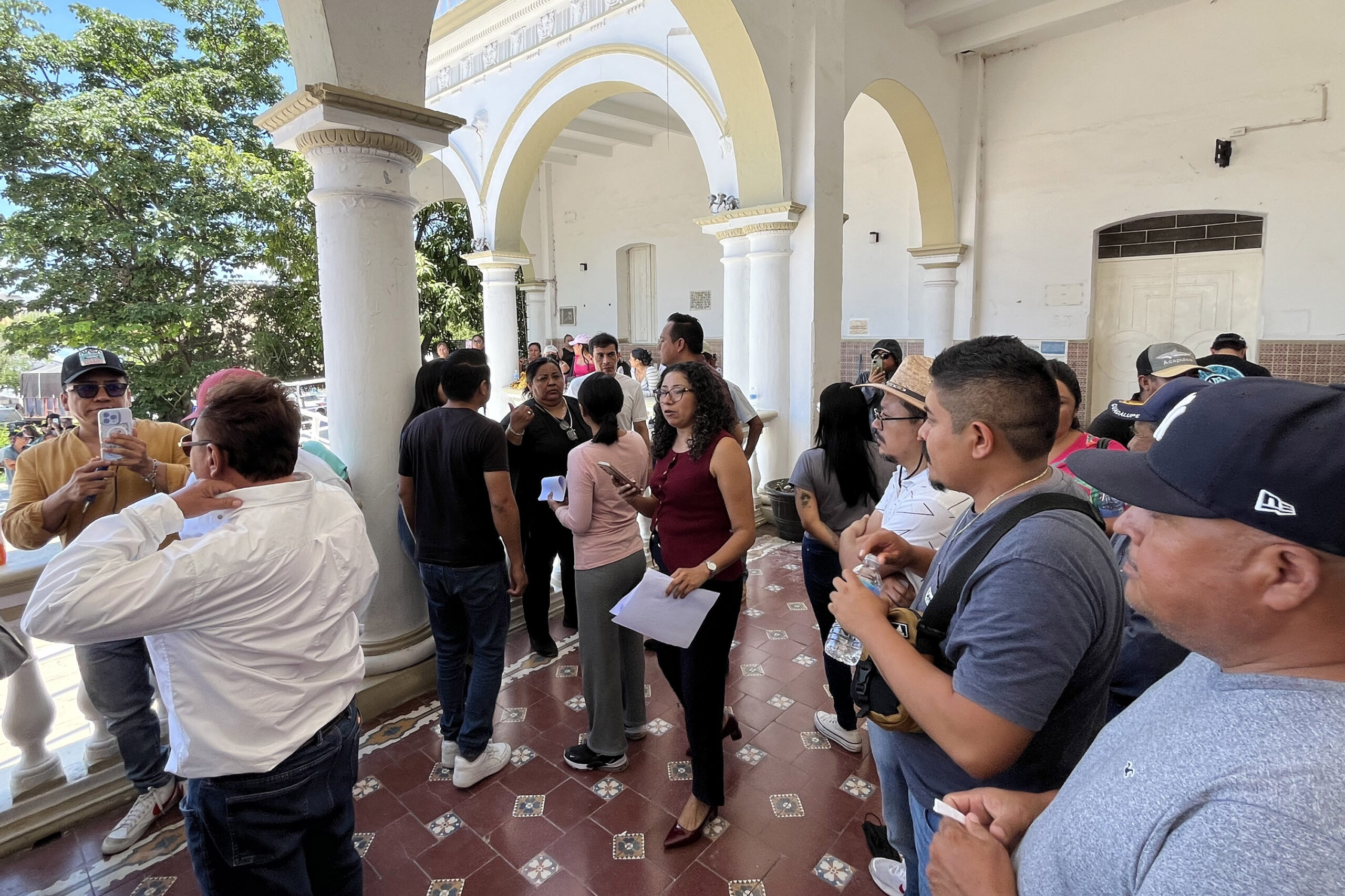 Cabildo de Acatlán destituyó a secretario de Seguridad; pobladores se reunirán con FGE 4 Habitantes de Acatlán de Osorio exigieron la salida de la presidenta municipal | Foto: Agencia Enfoque