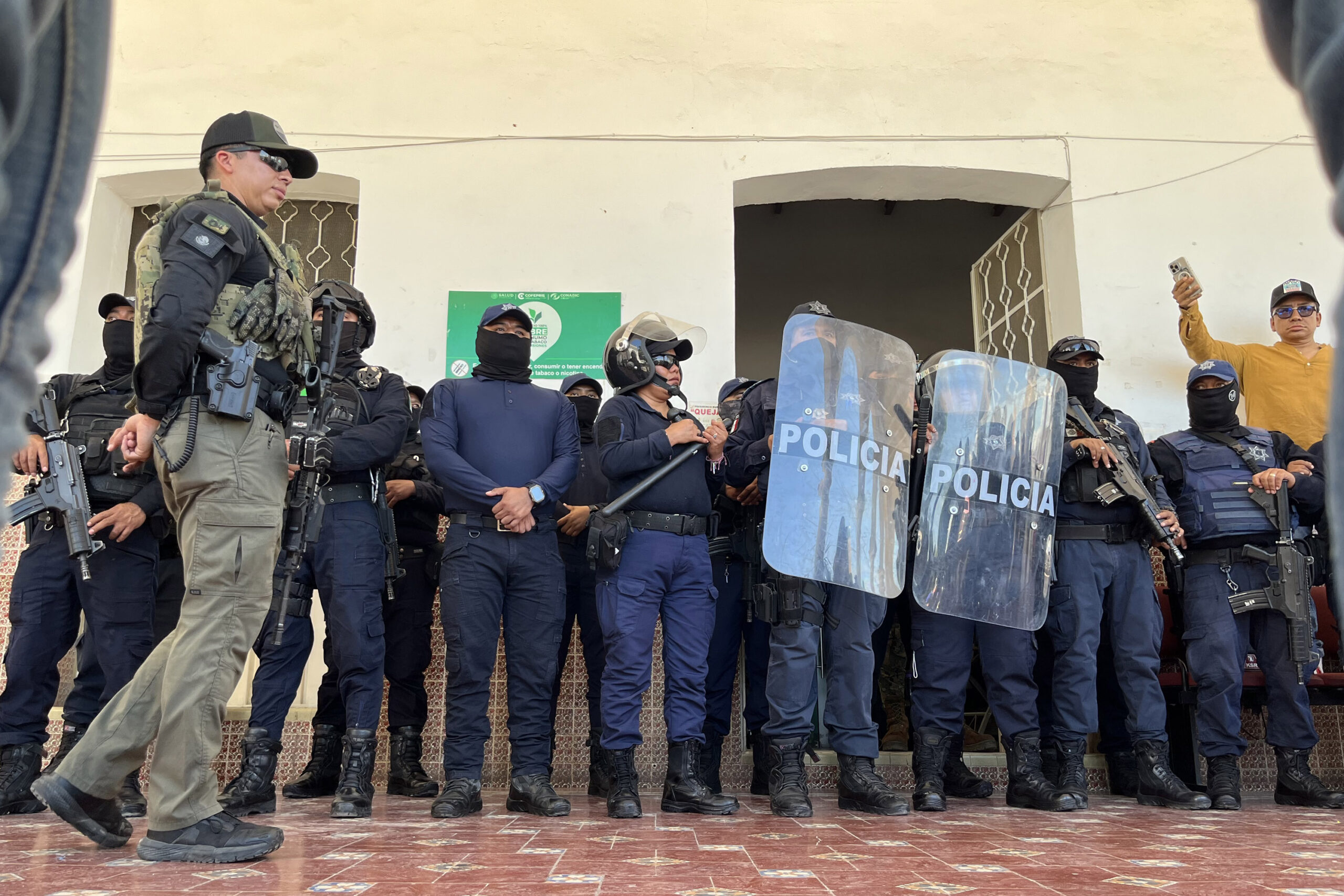 Cabildo de Acatlán destituyó a secretario de Seguridad; pobladores se reunirán con FGE 2 Cabildo de Acatlán destituyó a secretario de Seguridad en sesión extraordinaria | Foto: Agencia Enfoque