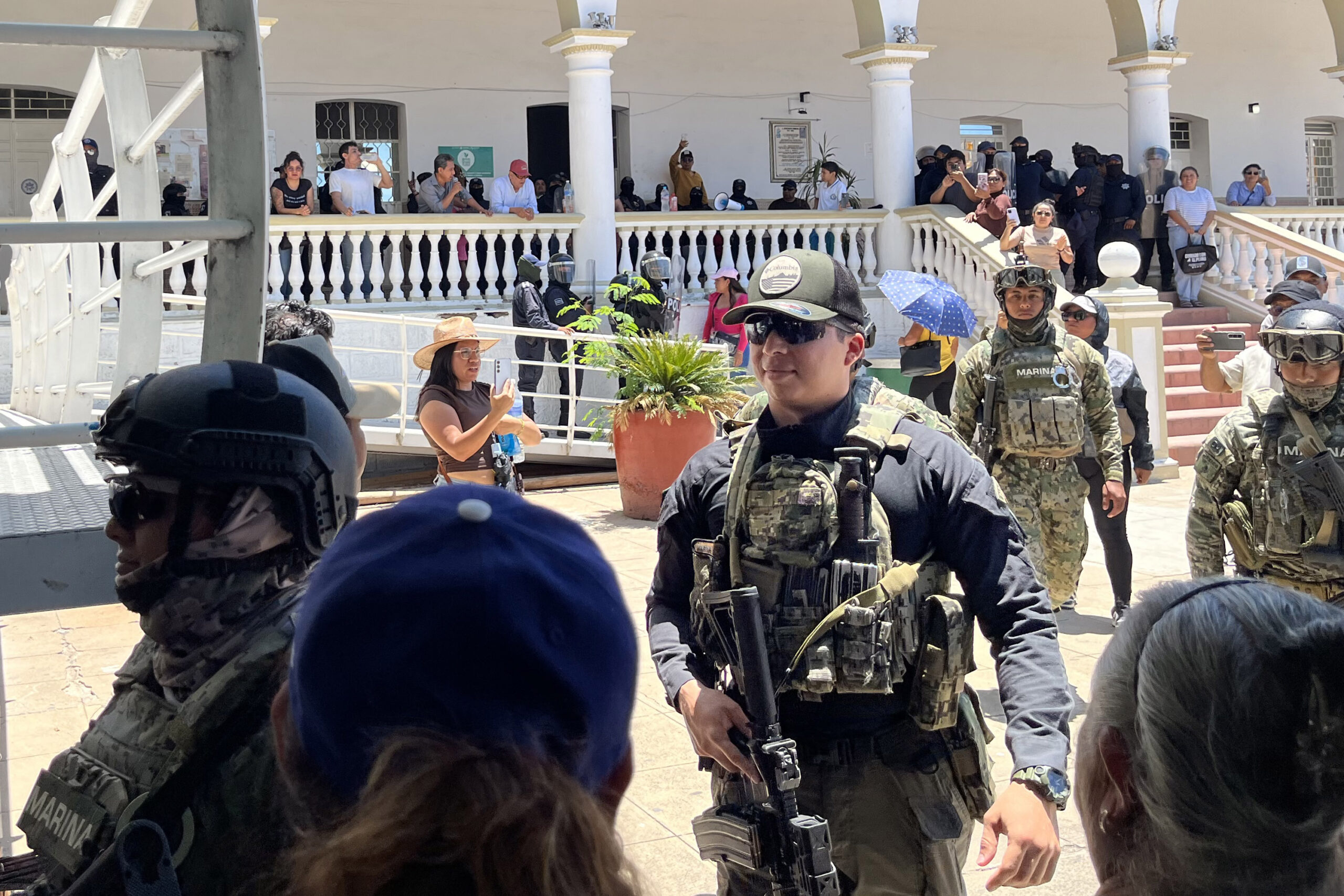 Cabildo de Acatlán destituyó a secretario de Seguridad; pobladores se reunirán con FGE 3 Pobladores afuera del Palacio Municipal donde el Cabildo de Acatlán destituyó a secretario de Seguridad | Foto: Agencia Enfoque