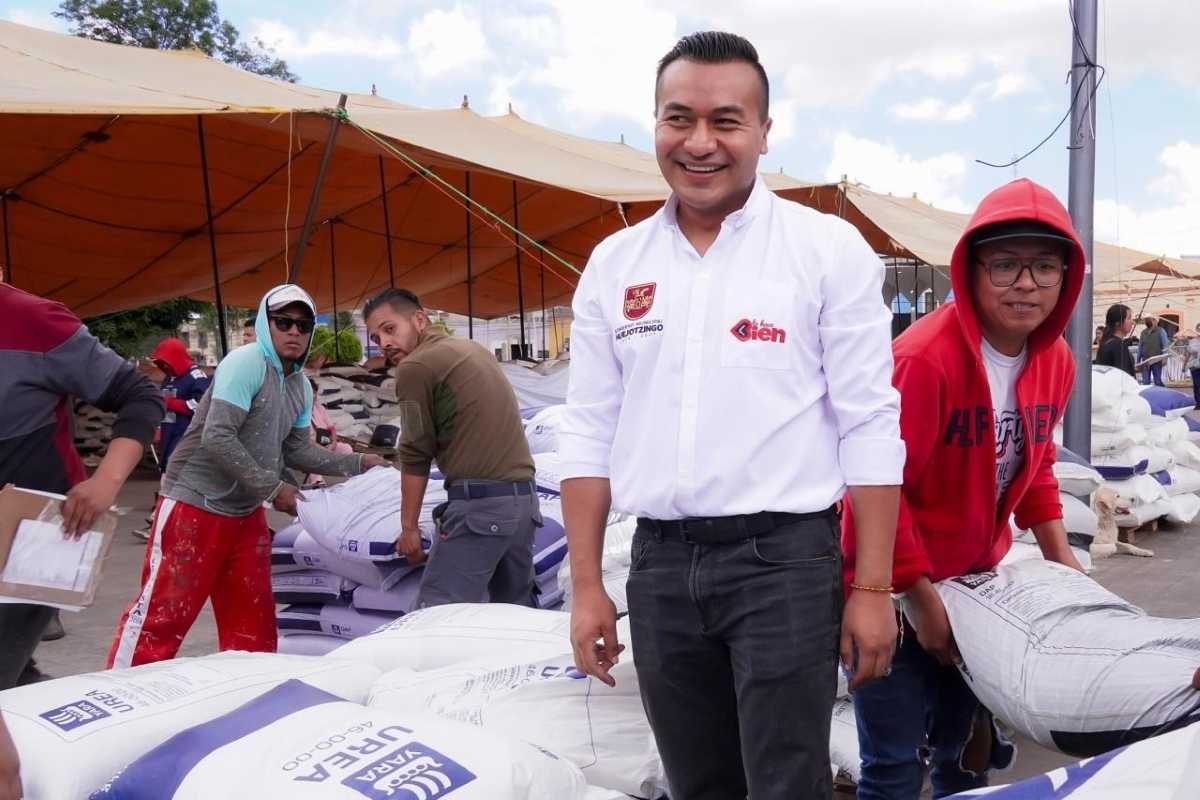 Fertilizando el Campo de Huejotzingo: Roberto Solís Valles entregó fertilizante a productores locales | Foto: Gobierno de Huejotzingo
