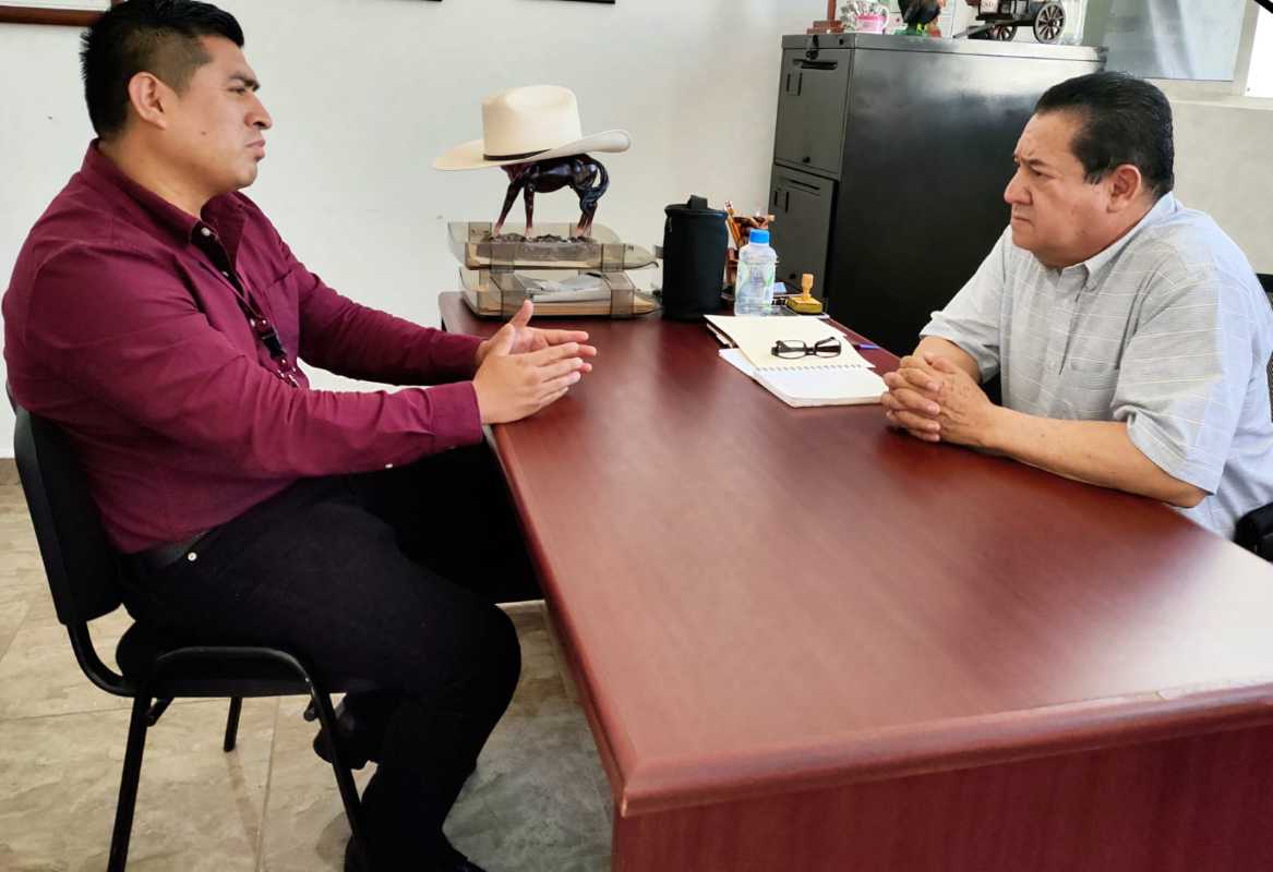 Rosalío Zanatta en reunión con director de la USEP Zoquitlán para fortalecer la educación en la Sierra Negra | Foto: Congreso de Puebla