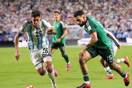 Argentina derrota a Argelia