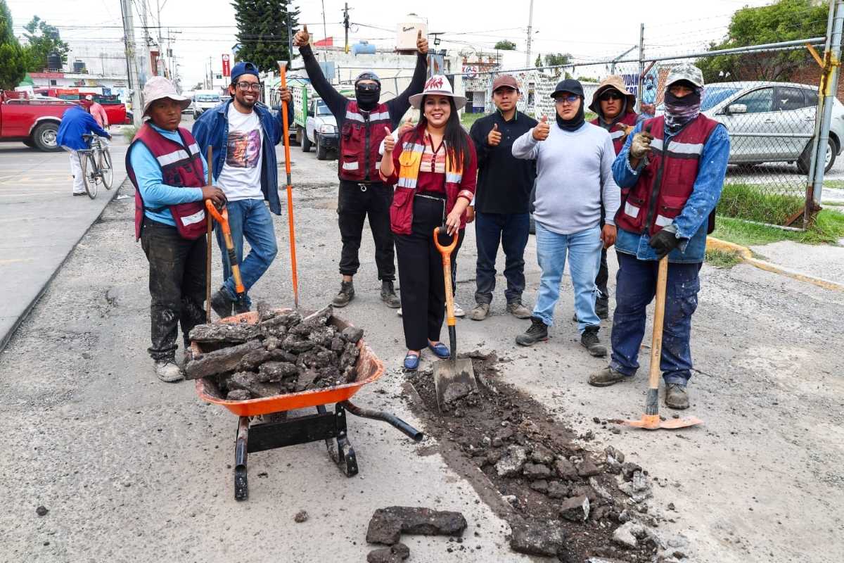 Cuadrilla de bacheo trabajando en las vialidades de San Pedro Cholula | Foto: Gobierno Municipal