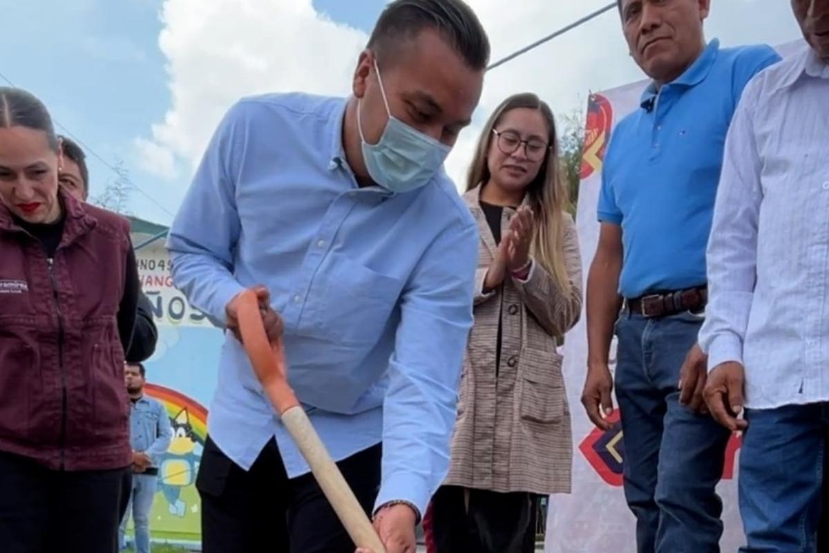Roberto Solís encabezando el inicio de construcción del domo en preescolar Gandhi | Foto: Gobierno Municipal