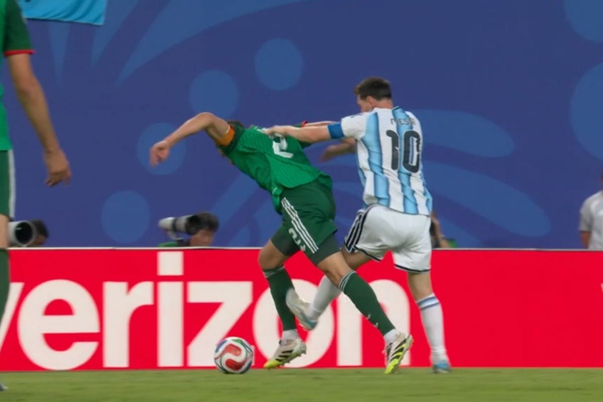 La jugada por la que Lionel Messi debió ser expulsado ante Argelia; memes recuerdan protección de FIFA