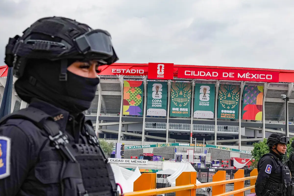 Detienen a empleado que rentaba su acreditación para el Mundial