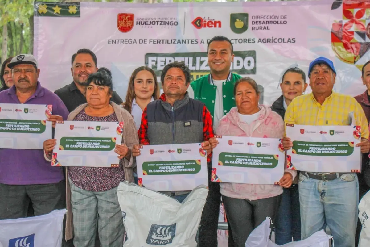 Con éxito total, Roberto Solís concluye el programa "Fertilizando el campo de Huejotzingo" 4 Roberto Solís y Shamy Spezia llevan más de 900 apoyos alimentarios directamente a familias de Xalmimilulco