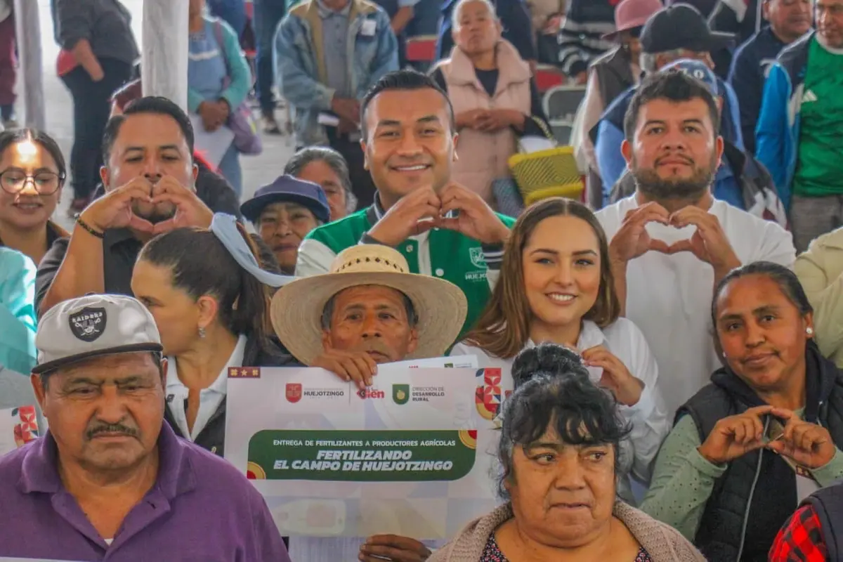 Roberto Solís y Shamy Spezia llevan más de 900 apoyos alimentarios directamente a familias de Xalmimilulco