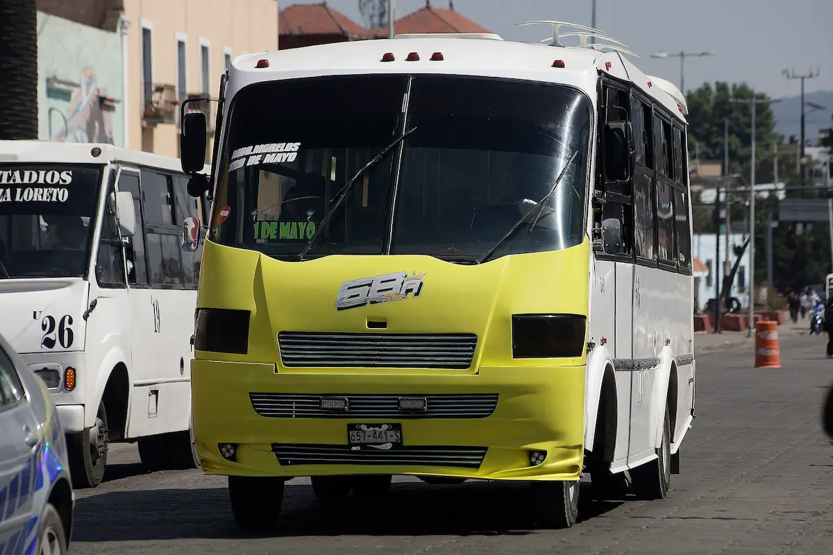 Chofer de la Ruta 68 A se vuela un tope en Xonacatepec