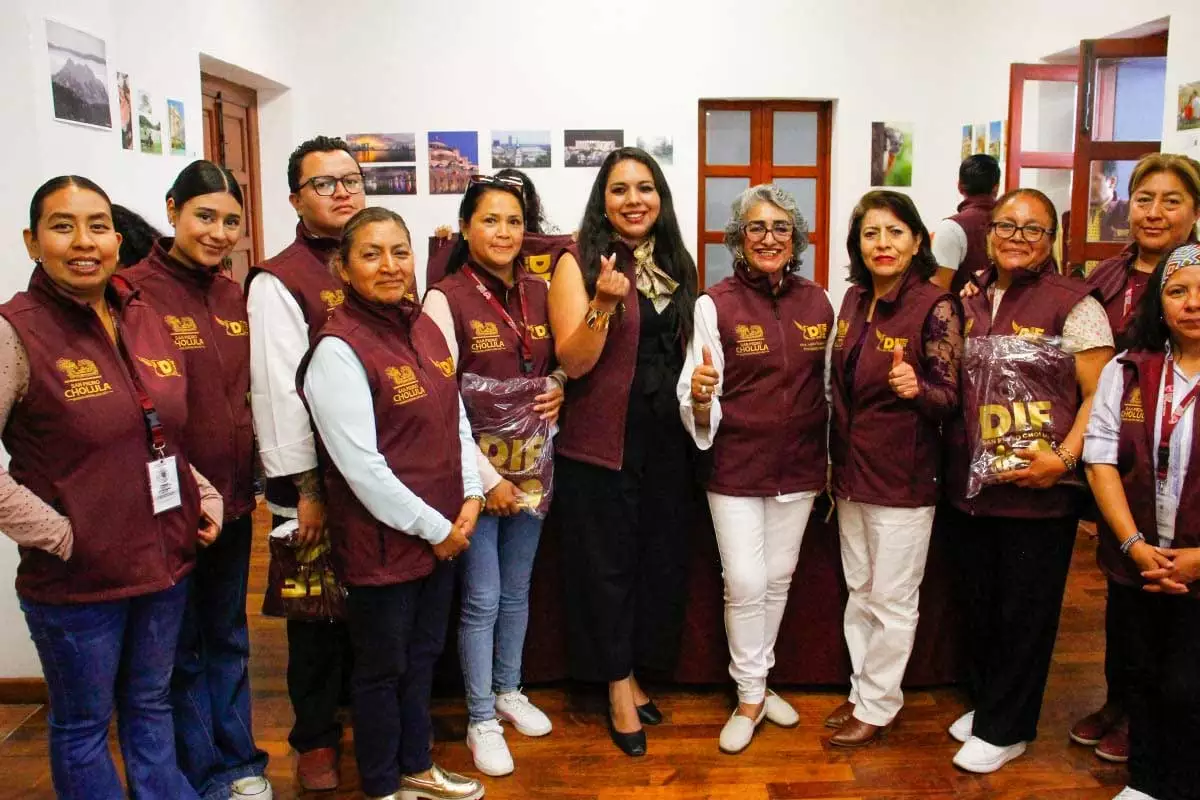 Entrega Tonantzin Fernandez uniformes a personal del DIF Municipal 2