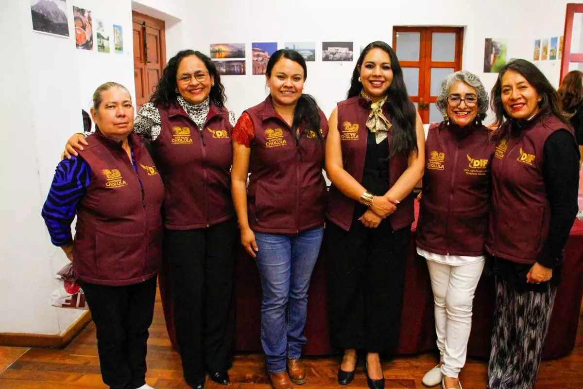 Entrega Tonantzin Fernandez uniformes a personal del DIF Municipal 3