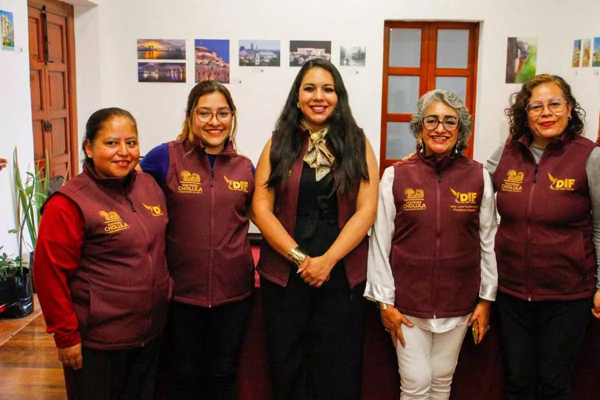 Entrega Tonantzin Fernandez uniformes a personal del DIF Municipal 1