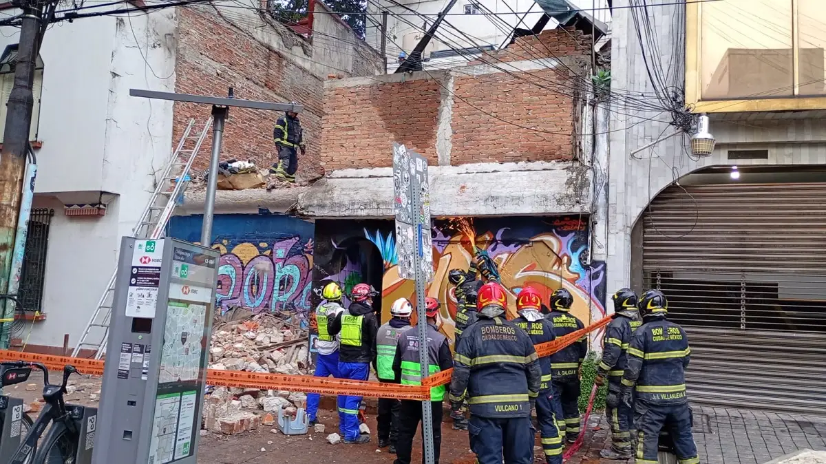 Derrumbe de casa en colonia Roma deja una herida y un muerto