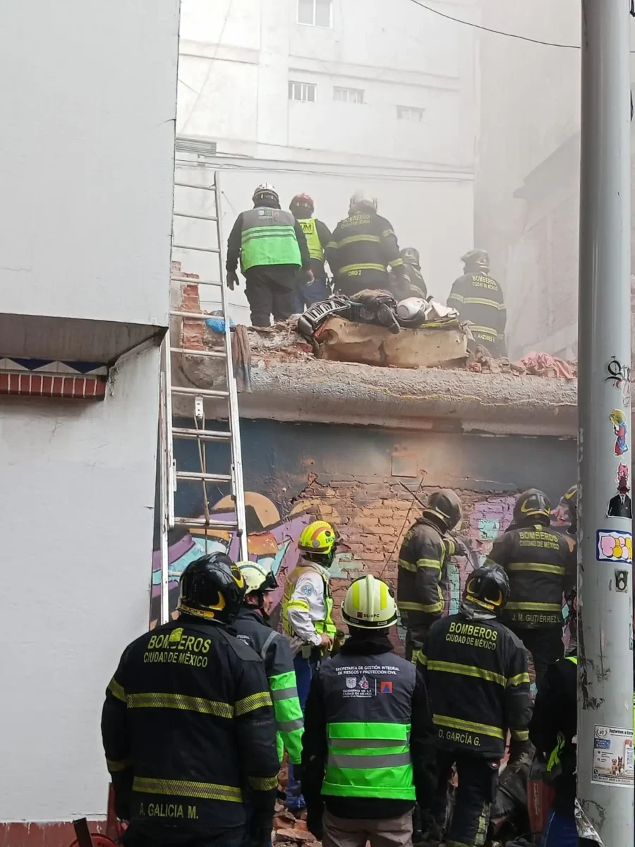 Derrumbe de casa en colonia Roma deja una herida y un muerto
