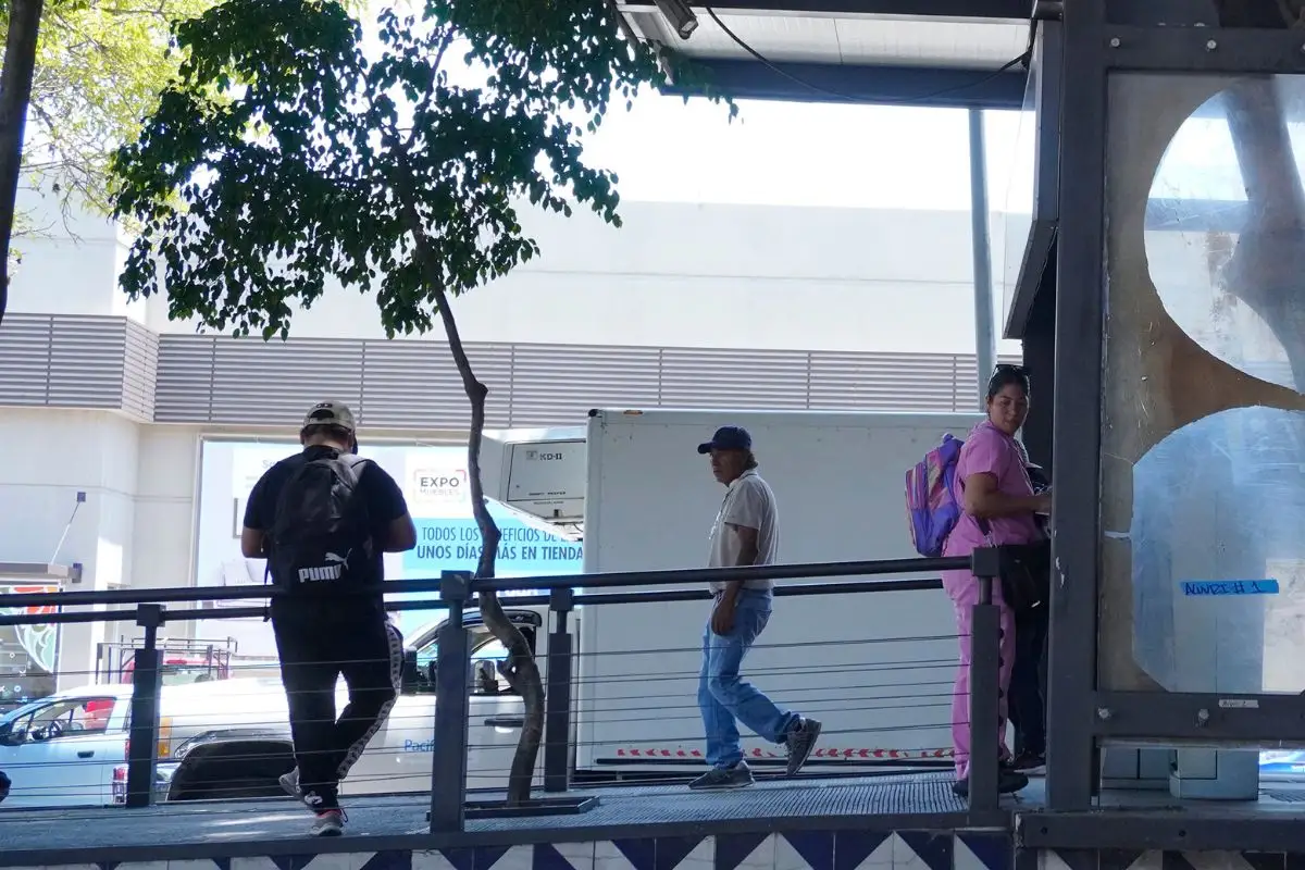 Carteristas agreden a hombre en Línea 3 de RUTA