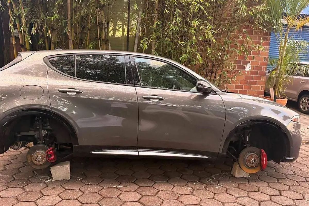 Desvalijan automovil de lujo durante carrera del Dia del Padre en San Andres Cholula